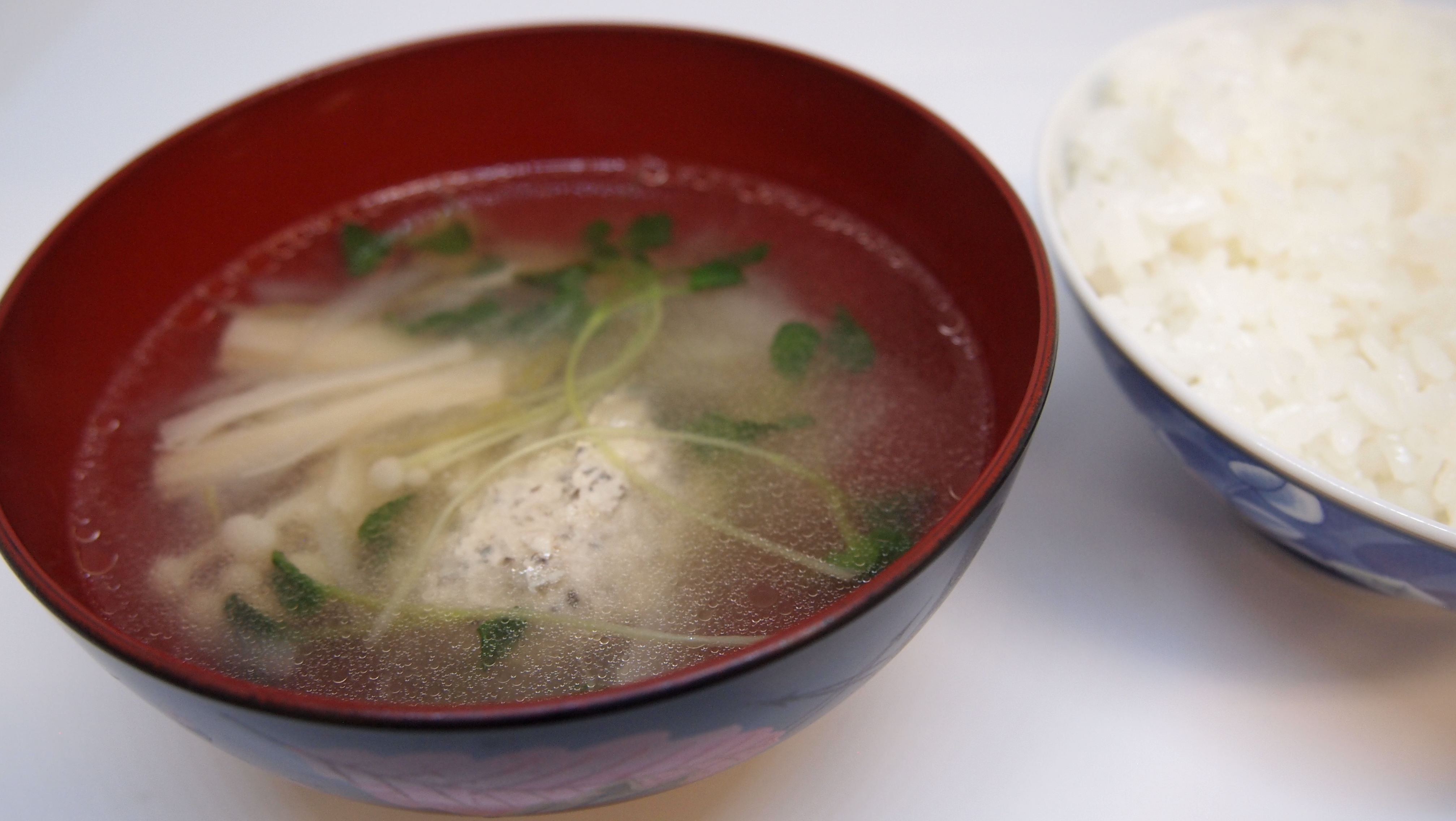 きのこ入り鶏肉団子の中華スープ